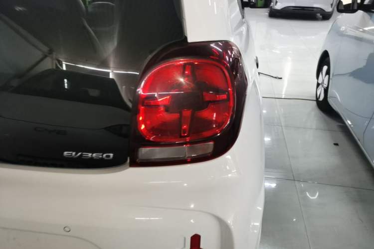 Used Roewe Clever 2021 302 km New Four-Seater Super-Efficient Version Right Rear Taillight