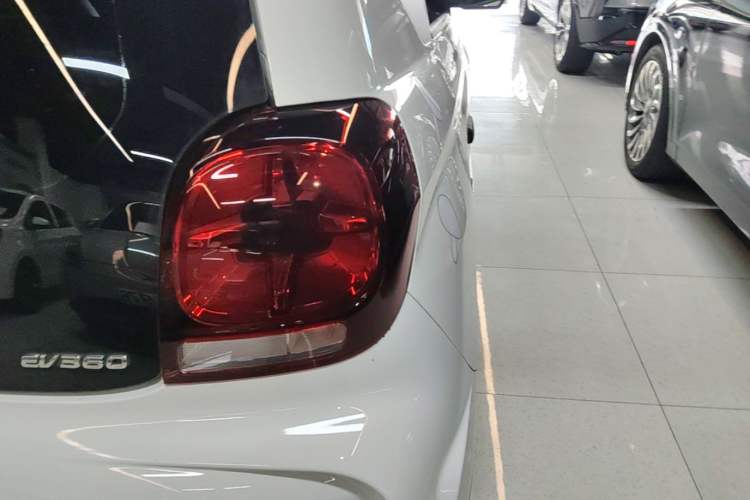 Used Roewe Clever 2021 302 km New Four-Seater Super-Efficient Version Right Rear Taillight