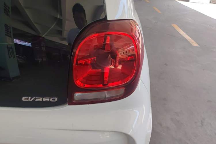 Used Roewe Clever 2021 302 km New Four-Seater Super-Efficient Version Right Rear Taillight