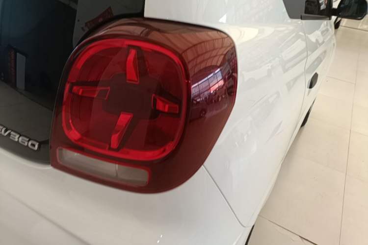 Used Roewe Clever 2021 302 km New Four-Seater Super-Efficient Version Right Rear Taillight