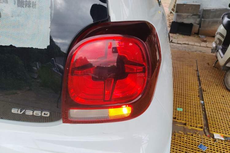 Used Roewe Clever 2021 302 km New Four-Seater Super-Efficient Version Right Rear Taillight