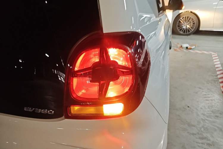 Used Roewe Clever 2021 302 km New Four-Seater Super-Efficient Version Right Rear Taillight