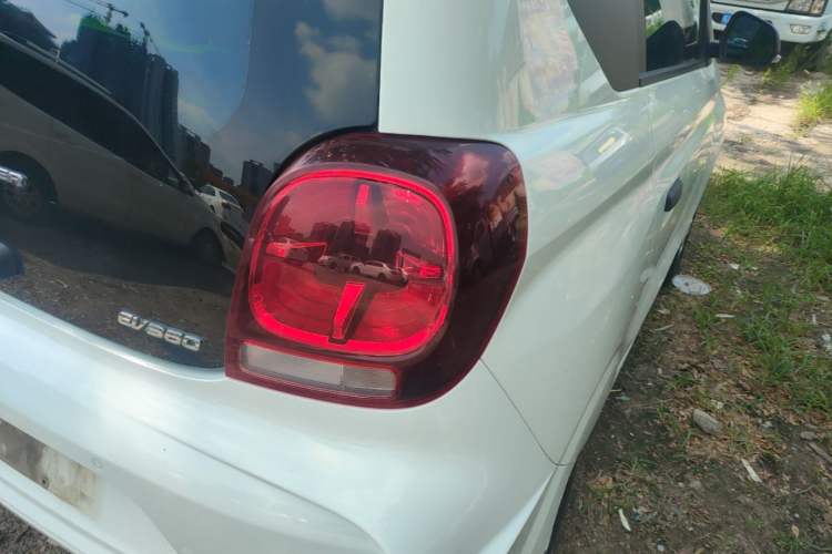 Used Roewe Clever 2021 302 km New Four-Seater Super-Efficient Version Right Rear Taillight