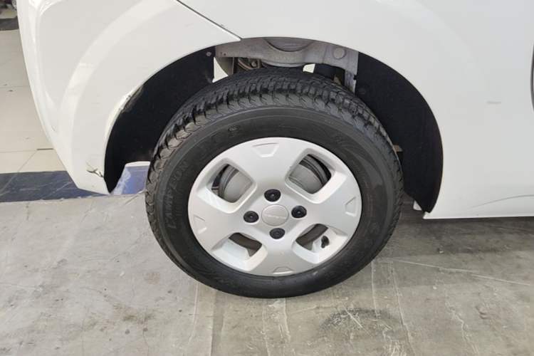 Used Roewe Clever 2021 302 km New Four-Seater Super-Efficient Version Right Rear Wheel Hub