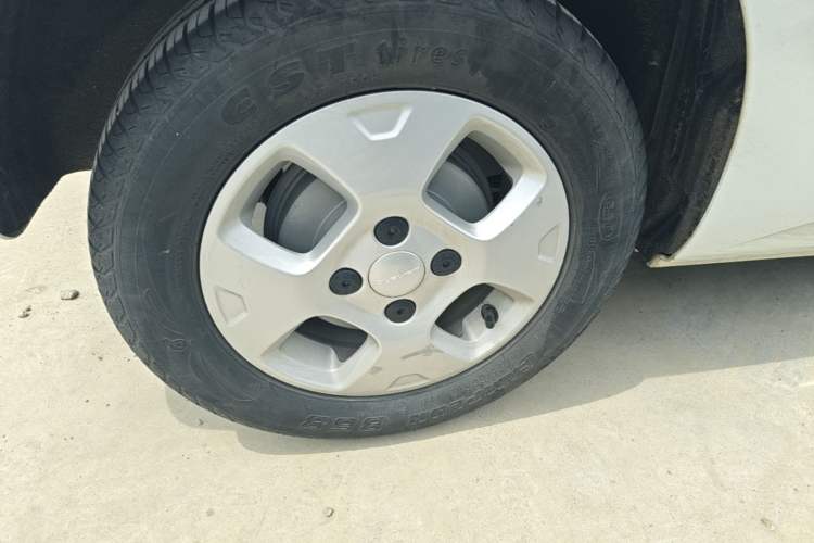 Used Roewe Clever 2021 302 km New Four-Seater Super-Efficient Version Right Rear Wheel Hub
