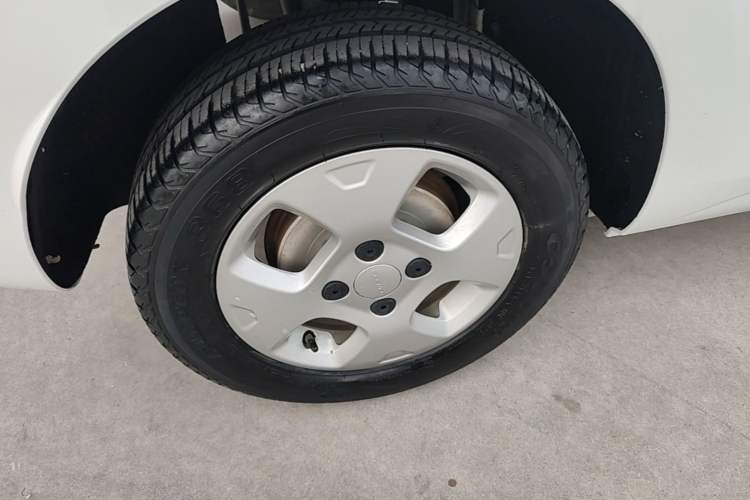 Used Roewe Clever 2021 302 km New Four-Seater Super-Efficient Version Right Rear Wheel Hub
