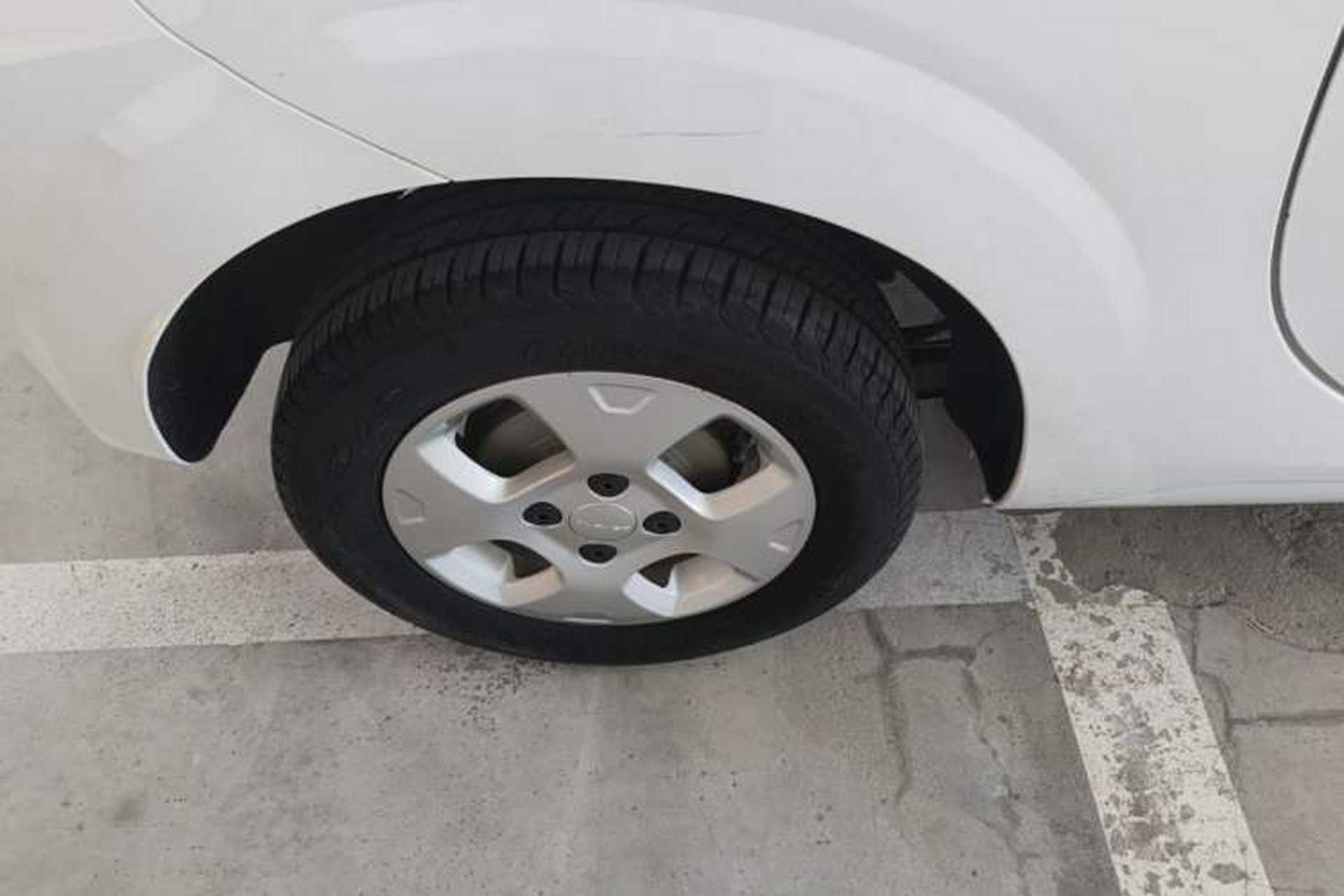 Used Roewe Clever 2021 302 km New Four-Seater Super-Efficient Version Right Rear Wheel Hub