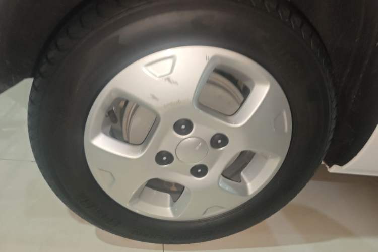 Used Roewe Clever 2021 302 km New Four-Seater Super-Efficient Version Right Rear Wheel Hub