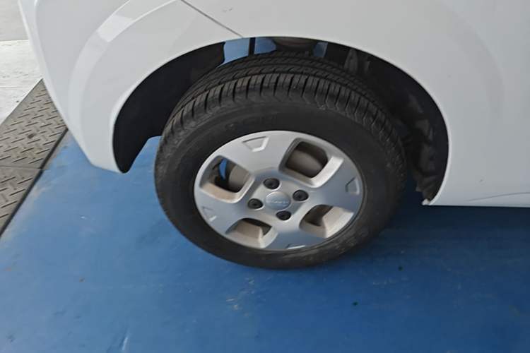 Used Roewe Clever 2021 302 km New Four-Seater Super-Efficient Version Right Rear Wheel Hub