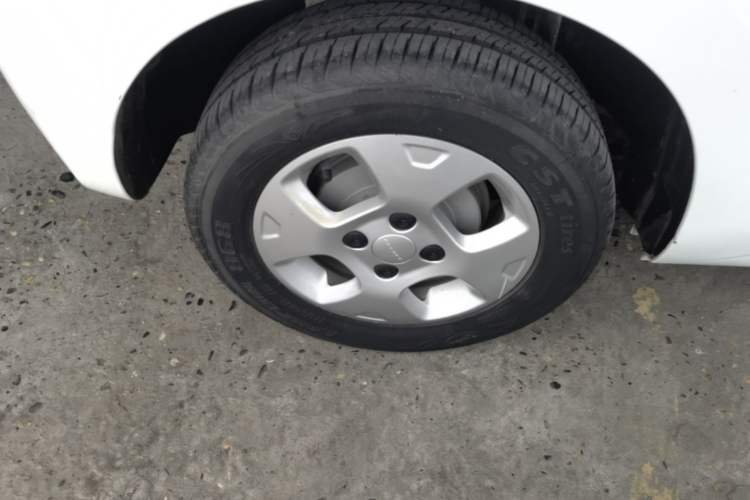 Used Roewe Clever 2021 302 km New Four-Seater Super-Efficient Version Right Rear Wheel Hub