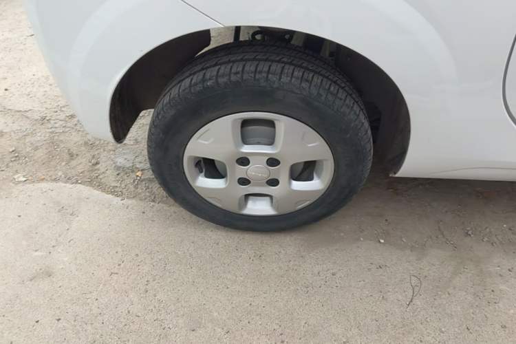 Used Roewe Clever 2021 302 km New Four-Seater Super-Efficient Version Right Rear Wheel Hub