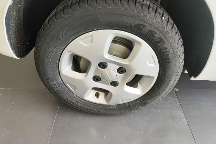 Used Roewe Clever 2021 302 km New Four-Seater Super-Efficient Version Right Rear Wheel Hub