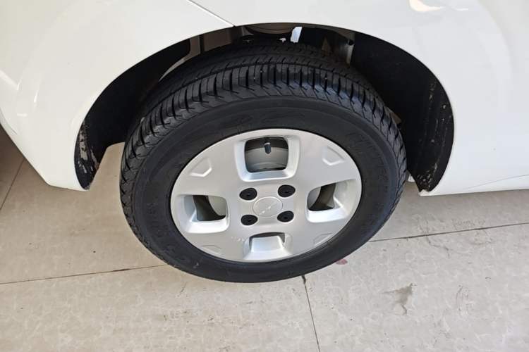 Used Roewe Clever 2021 302 km New Four-Seater Super-Efficient Version Right Rear Wheel Hub