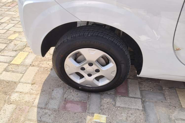 Used Roewe Clever 2021 302 km New Four-Seater Super-Efficient Version Right Rear Wheel Hub