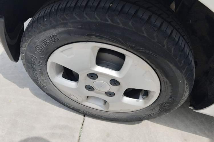 Used Roewe Clever 2021 302 km New Four-Seater Super-Efficient Version Right Rear Wheel Hub