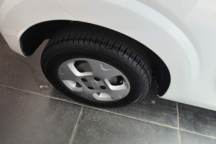 Used Roewe Clever 2021 302 km New Four-Seater Super-Efficient Version Right Rear Wheel Hub