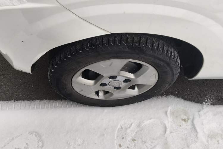 Used Roewe Clever 2021 302 km New Four-Seater Super-Efficient Version Right Rear Wheel Hub