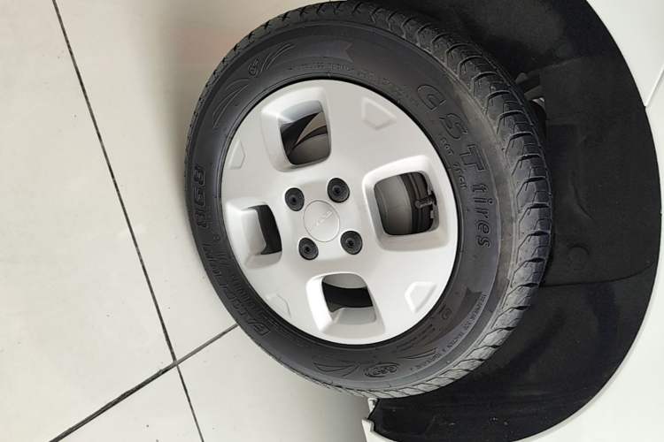 Used Roewe Clever 2021 302 km New Four-Seater Super-Efficient Version Right Rear Wheel Hub