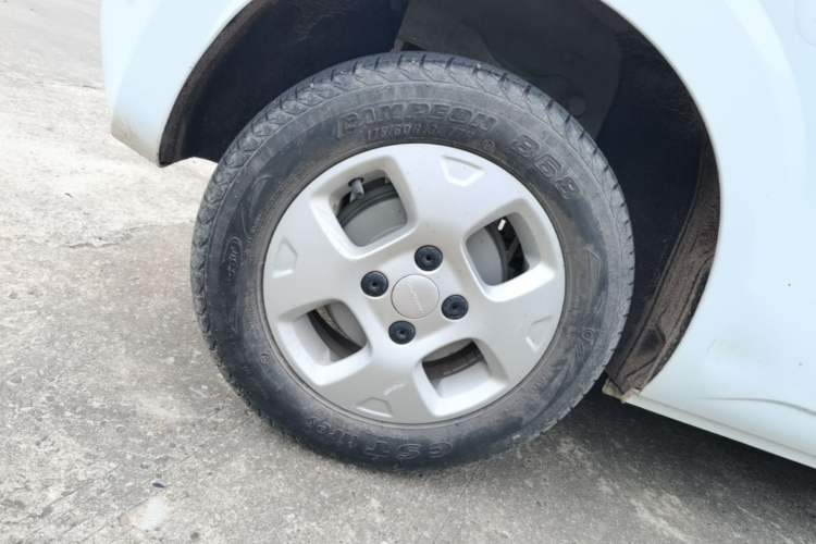 Used Roewe Clever 2021 302 km New Four-Seater Super-Efficient Version Right Rear Wheel Hub