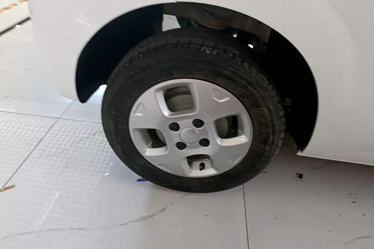 Used Roewe Clever 2021 302 km New Four-Seater Super-Efficient Version Right Rear Wheel Hub