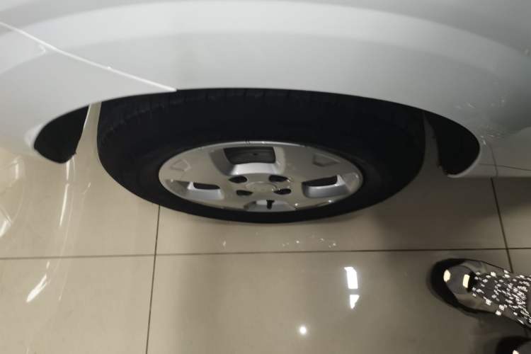 Used Roewe Clever 2021 302 km New Four-Seater Super-Efficient Version Right Rear Wheel Hub