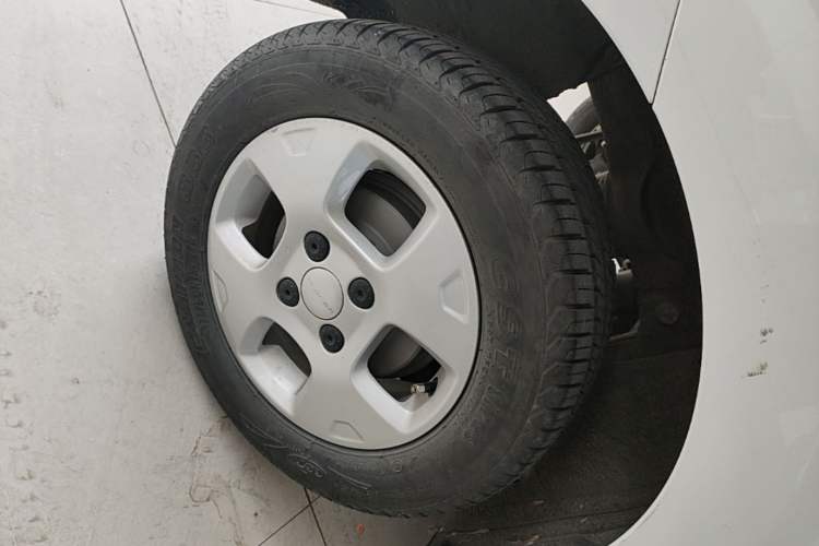 Used Roewe Clever 2021 302 km New Four-Seater Super-Efficient Version Right Rear Wheel Hub
