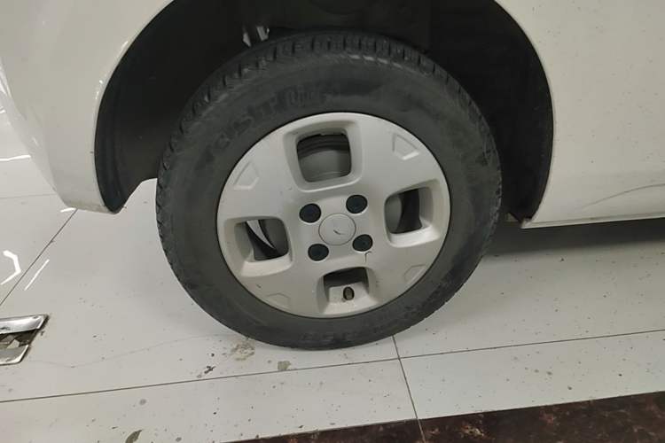 Used Roewe Clever 2021 302 km New Four-Seater Super-Efficient Version Right Rear Wheel Hub