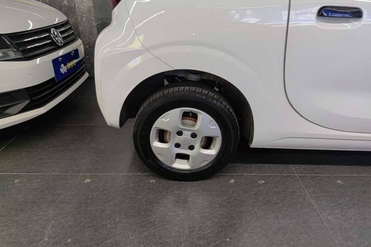 Used Roewe Clever 2021 302 km New Four-Seater Super-Efficient Version Right Rear Wheel Hub