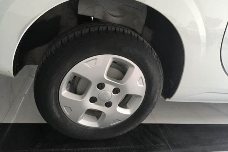 Used Roewe Clever 2021 302 km New Four-Seater Super-Efficient Version Right Rear Wheel Hub
