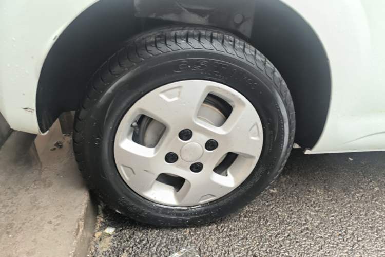Used Roewe Clever 2021 302 km New Four-Seater Super-Efficient Version Right Rear Wheel Hub