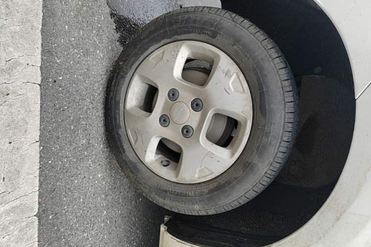 Used Roewe Clever 2021 302 km New Four-Seater Super-Efficient Version Right Rear Wheel Hub