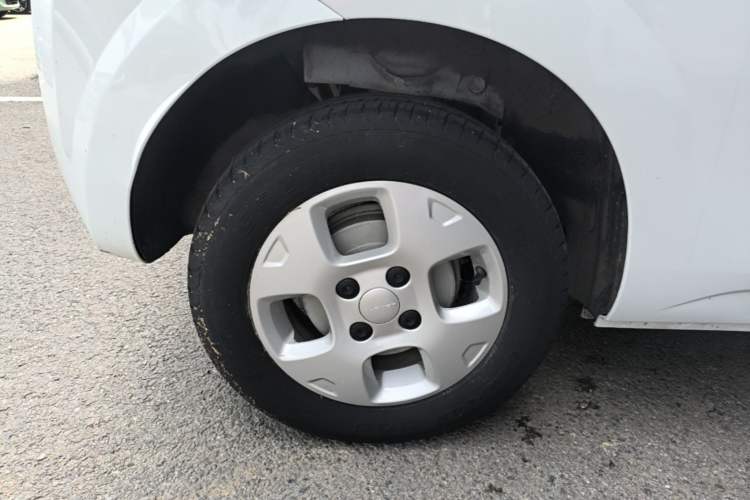 Used Roewe Clever 2021 302 km New Four-Seater Super-Efficient Version Right Rear Wheel Hub