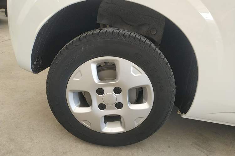 Used Roewe Clever 2021 302 km New Four-Seater Super-Efficient Version Right Rear Wheel Hub