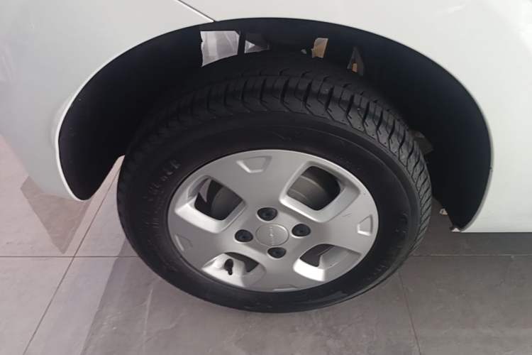 Used Roewe Clever 2021 302 km New Four-Seater Super-Efficient Version Right Rear Wheel Hub