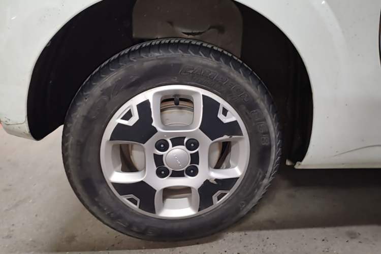 Used Roewe Clever 2021 302 km New Four-Seater Super-Efficient Version Right Rear Wheel Hub