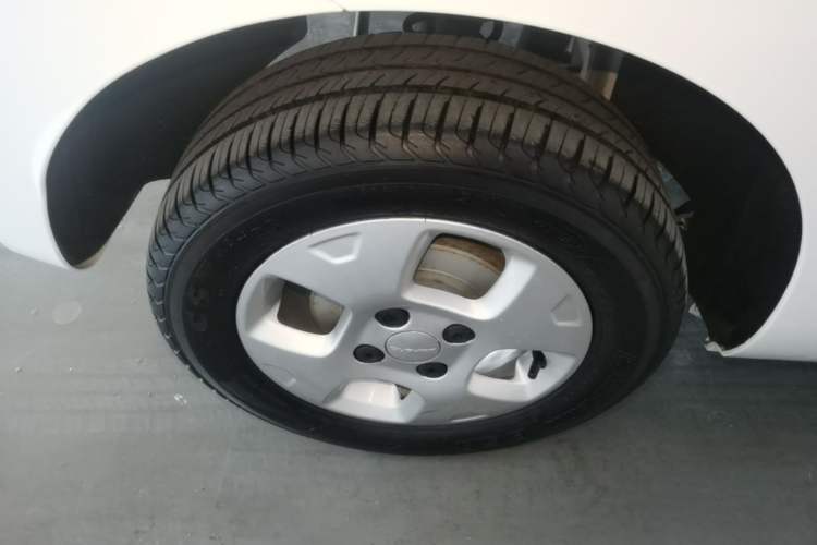 Used Roewe Clever 2021 302 km New Four-Seater Super-Efficient Version Right Rear Wheel Hub