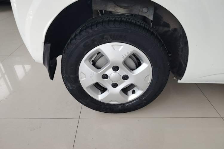 Used Roewe Clever 2021 302 km New Four-Seater Super-Efficient Version Right Rear Wheel Hub