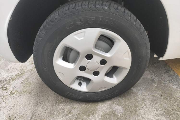 Used Roewe Clever 2021 302 km New Four-Seater Super-Efficient Version Right Rear Wheel Hub