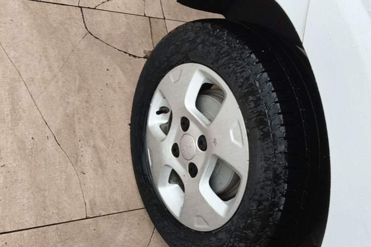 Used Roewe Clever 2021 302 km New Four-Seater Super-Efficient Version Right Rear Wheel Hub