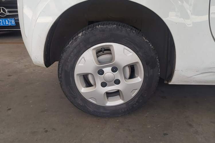 Used Roewe Clever 2021 302 km New Four-Seater Super-Efficient Version Right Rear Wheel Hub