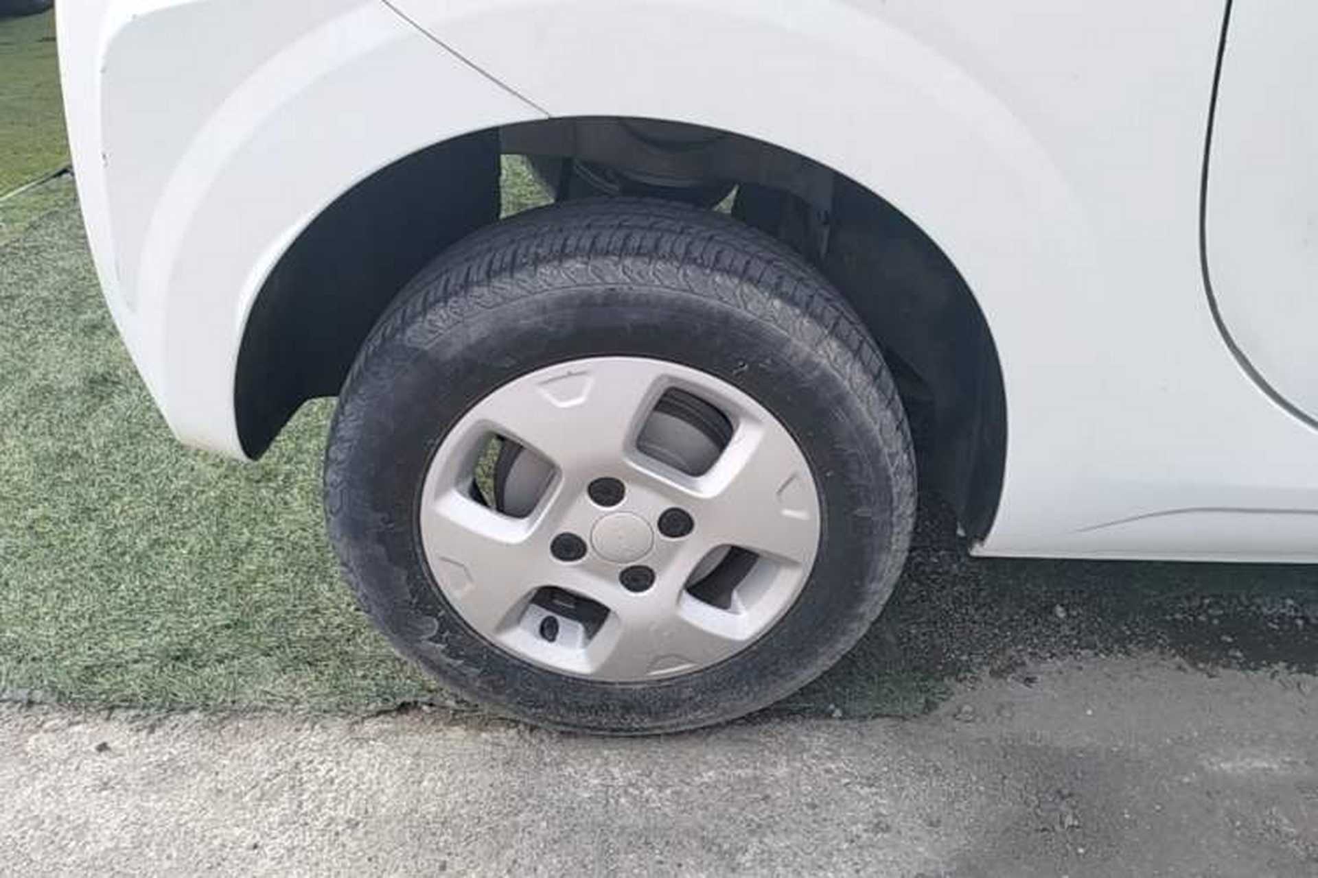 Used Roewe Clever 2021 302 km New Four-Seater Super-Efficient Version Right Rear Wheel Hub