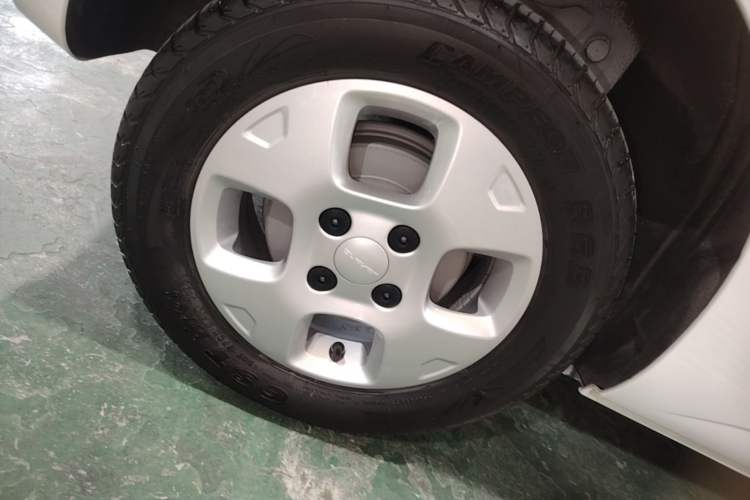 Used Roewe Clever 2021 302 km New Four-Seater Super-Efficient Version Right Rear Wheel Hub