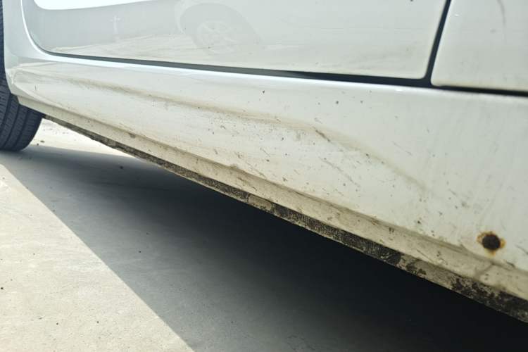 Used Roewe Clever 2021 302 km New Four-Seater Super-Efficient Version Right Side Sill