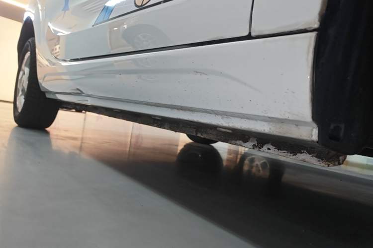 Used Roewe Clever 2021 302 km New Four-Seater Super-Efficient Version Right Side Sill