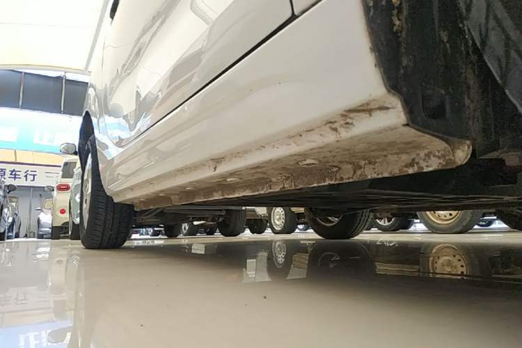 Used Roewe Clever 2021 302 km New Four-Seater Super-Efficient Version Right Side Sill