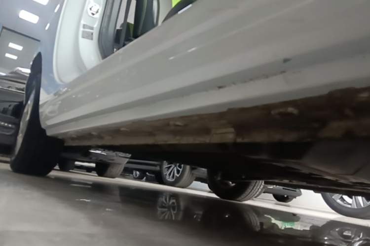 Used Roewe Clever 2021 302 km New Four-Seater Super-Efficient Version Right Side Sill