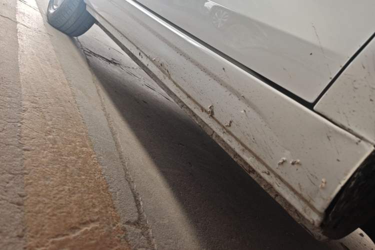 Used Roewe Clever 2021 302 km New Four-Seater Super-Efficient Version Right Side Sill