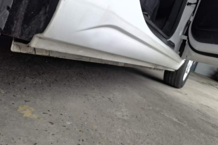 Used Roewe Clever 2021 302 km New Four-Seater Super-Efficient Version Right Side Sill