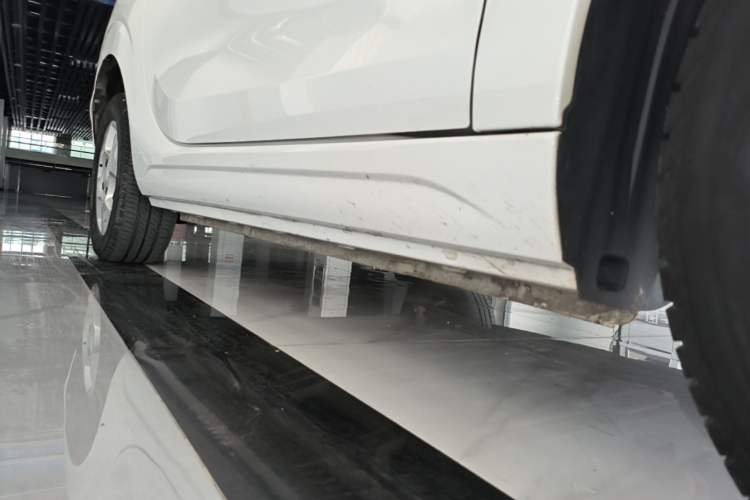 Used Roewe Clever 2021 302 km New Four-Seater Super-Efficient Version Right Side Sill