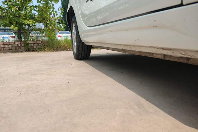 Used Roewe Clever 2021 302 km New Four-Seater Super-Efficient Version Right Side Sill
